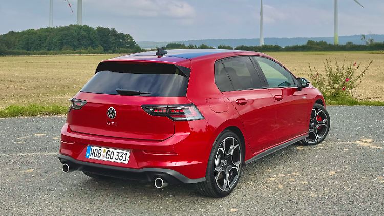 You can unmistakably recognize the GTI by its exhaust and roof spoiler. However, it doesn't lay it on too thick.