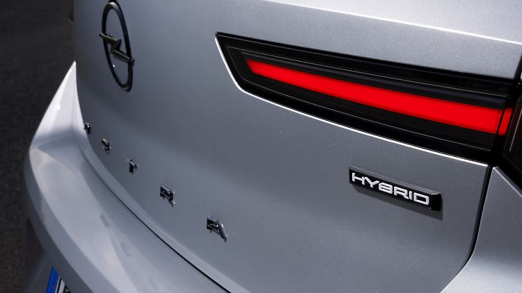 The “Hybrid” lettering on the tailgate refers to the new drive variant in the Astra portfolio.