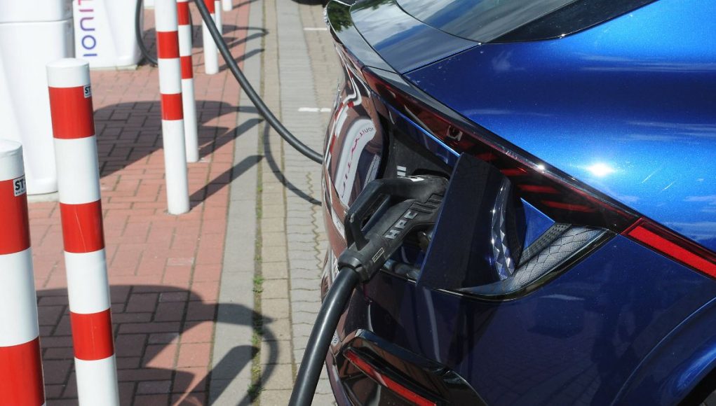 Traffic club tests fast charging stations in Germany
