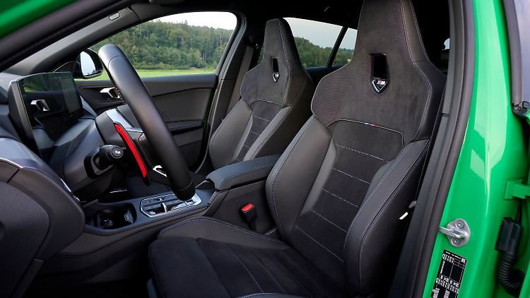 Distinctive sports seats are available ex works on the M135 xDrive.