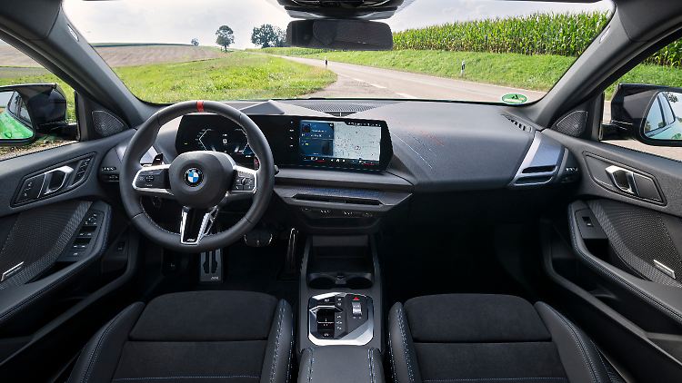 Of course, passengers will find the “curved display” in the new BMW one-series. Bad times for fans of the mechanical display mechanism.