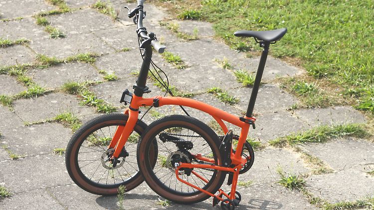 If you want to park the Brompton G Line safely, you just have to fold the rear wheel forward with just one movement.