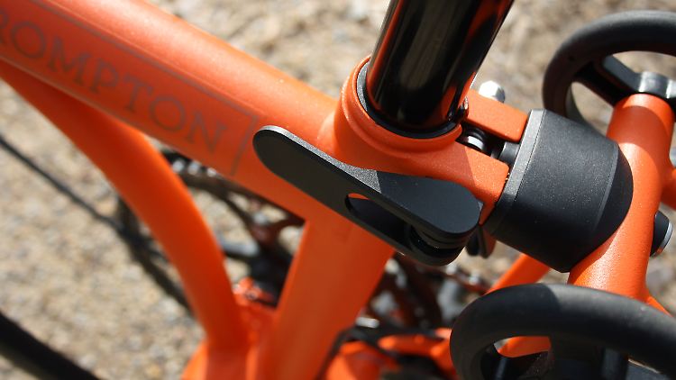 Brompton has redesigned the seat post clamp for the G Line.