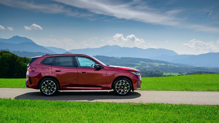 A smooth and solid silhouette makes the BMW X3 appear dignified. In addition, the Bavarian, which is slightly stretched compared to its predecessor, looks elegant.