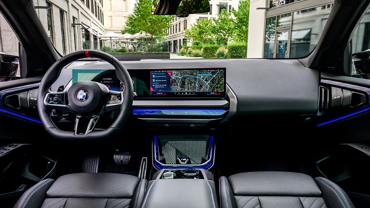 Physical buttons on the new BMW X3 are limited to the controller in the center console and the volume control, which is also located there.