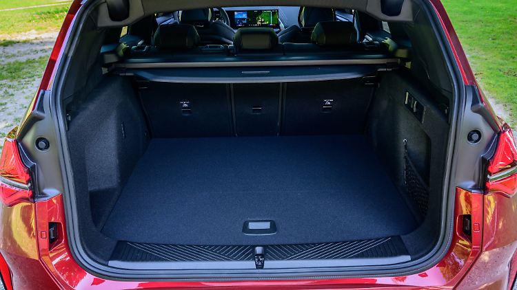 Thanks to the increase in size, the young BMW SUV can now take more luggage with it.