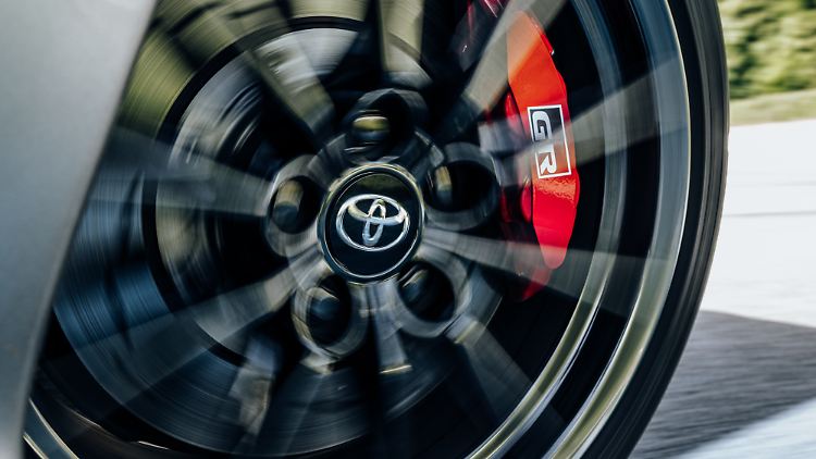 With the optionally powerful brakes, the Toyota GR Yaris underlines its sporty claim.