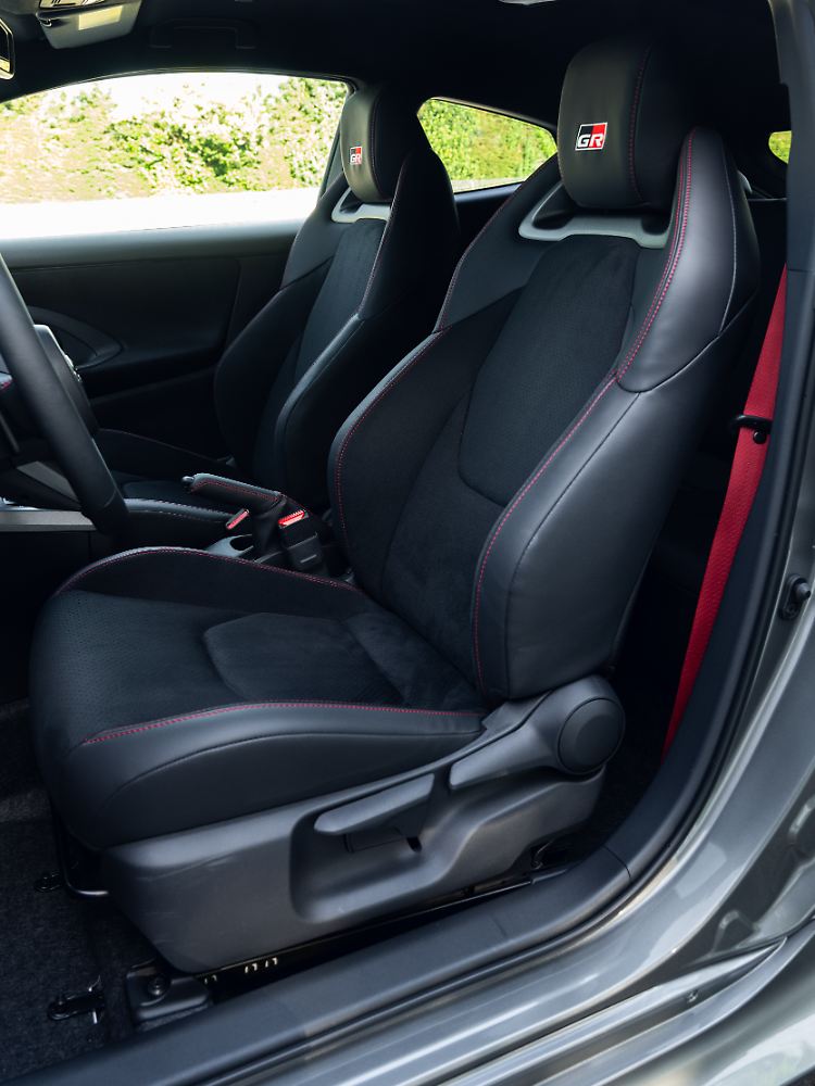 The bucket seat, which was previously mounted too high, was lowered by 2.5 centimeters.