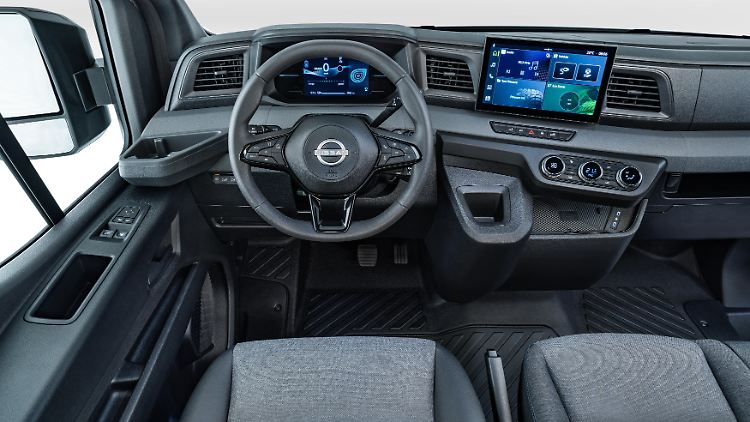 The cockpit of the Nissan Interstar is simple but modern and functional.