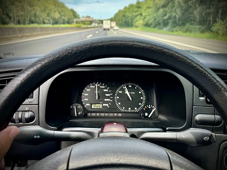 Tachometer? But not with diesel. The Ecomatic functions can be switched off using the button on the right side of the right steering column lever.