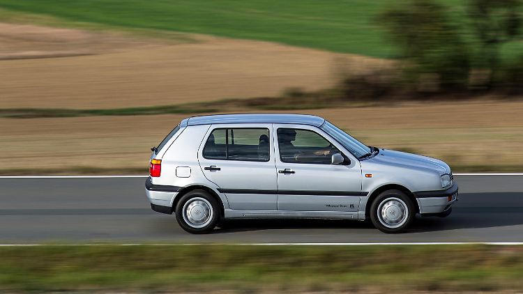 At 4.02 meters, the Golf III was the standard size for a compact class at the time. Today even small cars are longer.