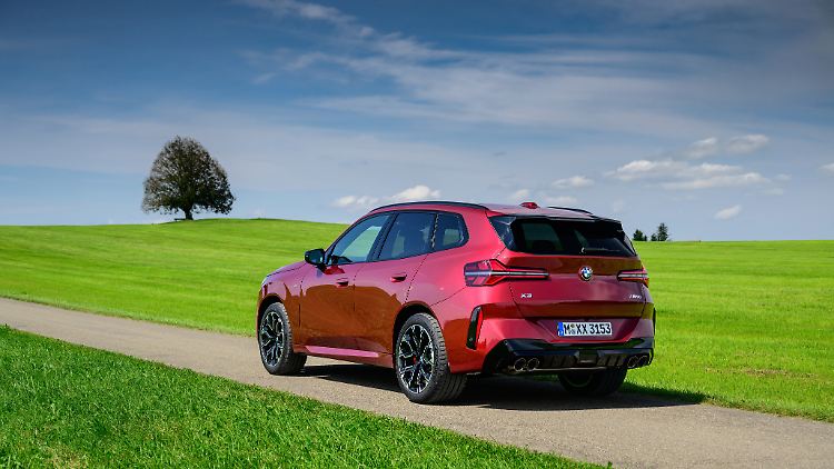 The BMW X3 is a bit reminiscent of the hipster XM. Four exhaust tailpipes are reserved for the M Performance model