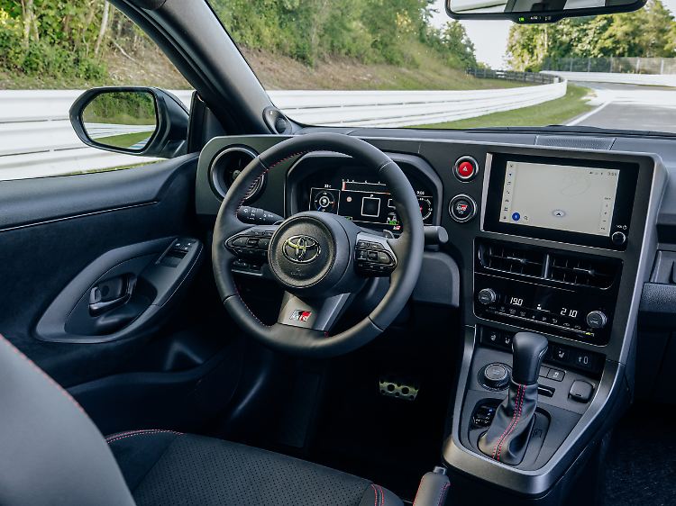 The control panel of the 12.3-inch instrument cluster has been tilted slightly to the left and the top edge of the instrument panel has been lowered slightly.