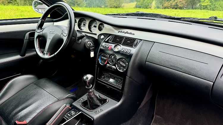 Then as now, the interior design of the Fiat Coupé appears cool with the sheet metal decor in the vehicle color and luxurious sports chairs with leather upholstery.