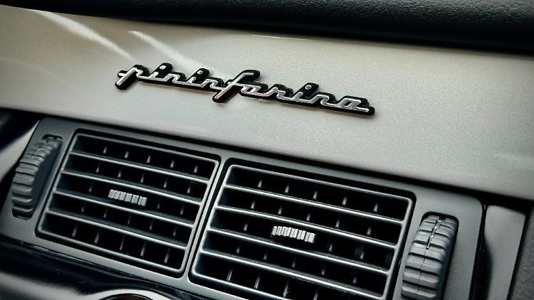 The famous Chris Bangle with a penchant for bizarre design designed the coupé from Fiat. However, Pininfarina was responsible for the exciting interior design.