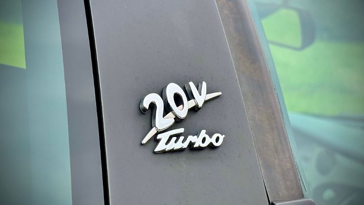 The 20V Turbo badge on the B-pillar triggers longing among car fans.