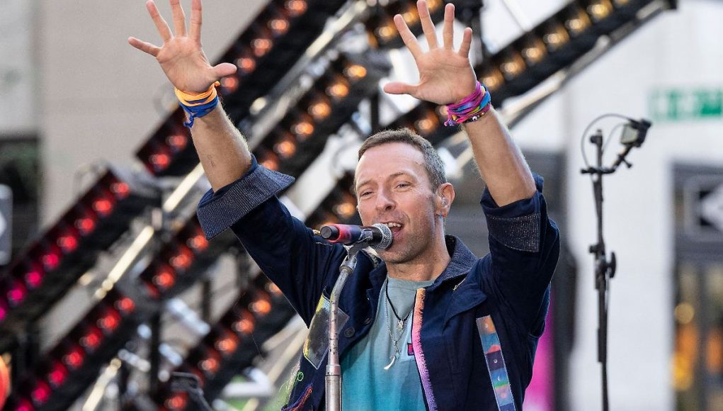 Chris Martin interrupts Coldplay show for little fan
