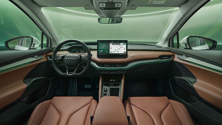 The steering wheel of the Skoda Enyaq now has lettering instead of a logo.