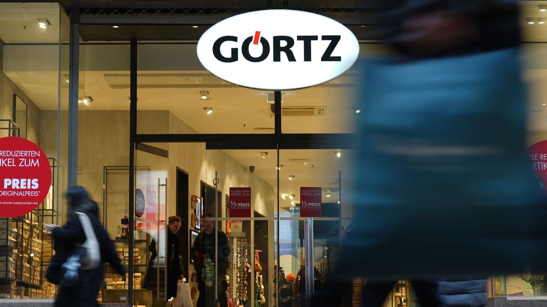 Hamburg: Passers-by walk past a branch of the shoe retailer Görtz in the city center.