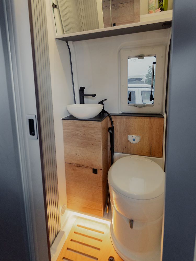 Bathroom and toilet in the Pössl Roadstar X.